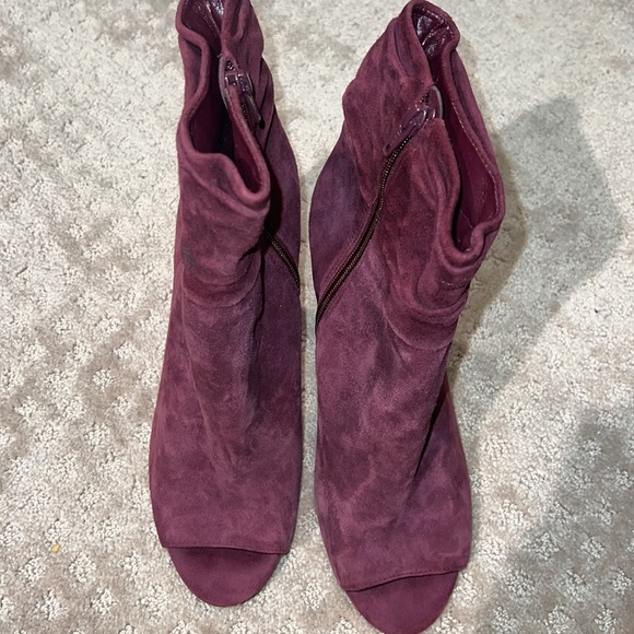 Vince Camuto twice worn suede booties, size 10, beautiful - Picture 3 of 6